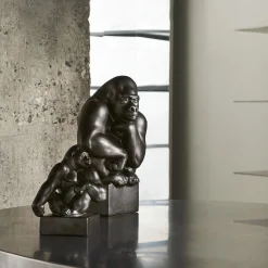 Gorilla figur Hagen hvilende på skulderen