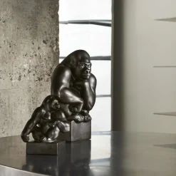 Gorilla figur Hovedet hvilende på hånden