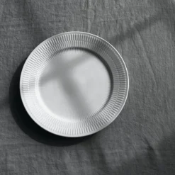 Hvid Riflet tallerken Ø 27 cm