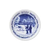 Royal Copenhagen juleplakette 2021, fuglene fodres